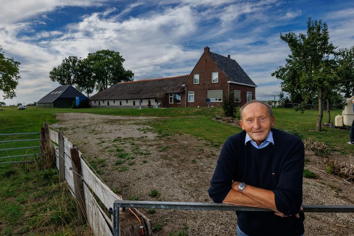 Henk Meuleman betaalt nu rond de duizend euro per jaar voor de grond onder z'n boerderij en zou ongeveer twaalfduizend euro moeten gaan betalen. Dat plan is nu van tafel.