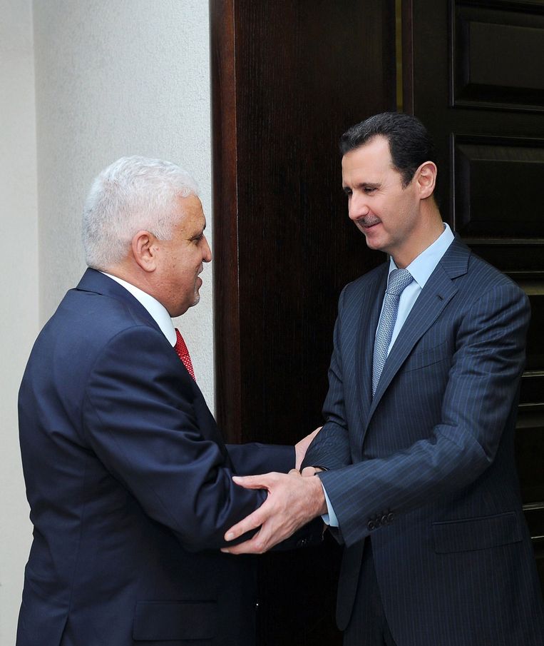De Syrische president Bashar al-Assad met de Iraakse veiligheidsadviseur Faleh al-Fayyad. Beeld afp