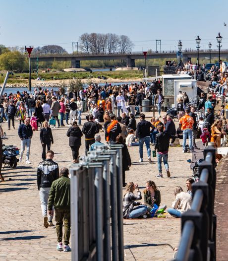 Enorme drukte op Koningsdag in Deventer: mensen in centrum worden weggestuurd