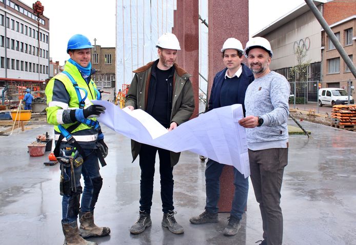 Gunther Van Herle van firma Himpe, architecten Kris Broidioi en Pieter Vandeputte van NWLND en technisch directeur Kris Barber op de werf.