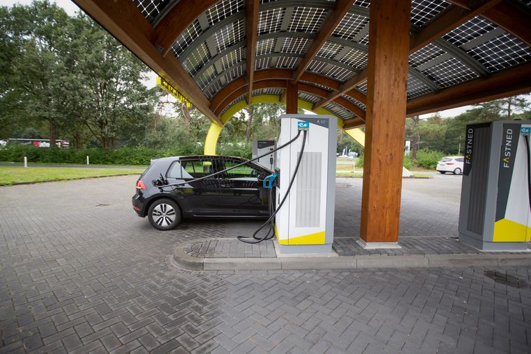 De enige auto in een paar uur tijd die voorbij komt op het laadstation bij de parkeerplaats Bornheim aan de A28. Beeld Herman Engbers