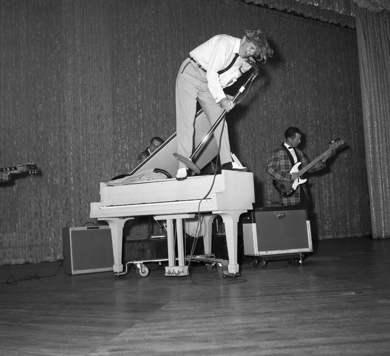 Jerry Lee Lewis geeft een optreden in Cafe de Paris in New York City, juni 1958. Beeld Bettmann Archive