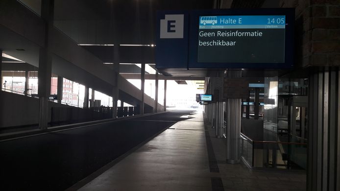 Verlaten haltes op busstation op Station Breda, zaterdag staakt het streekvervoer in West-Brabant.