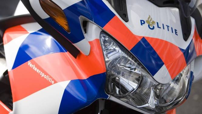 Gevaarlijke achtervolging motorscooter eindigt met botsing tegen motoragent, bestuurder verliest bijna zijn voet