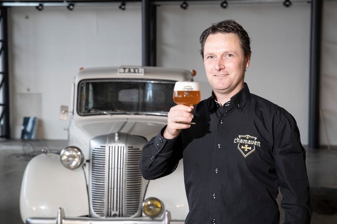 Robbert Wortelboer proost in het voormalige Motrac-pand met een Chamaven-biertje op de toekomst. ,,Onze maximum brouwcapaciteit is nu 500 liter per keer en dat gaan we verdubbelen. We beginnen met het maken van 500 liter en breiden dat in de nieuwe brouwerij gestaag uit naar 1.000 liter.''