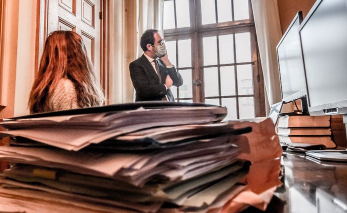 Primeur in België: de eerste burgerlijke kamer die volledig digitaal gaat. Van 100% papier naar 100% digitaal. Minister Van  Quickenborne krijgt uitleg van een griffier.
