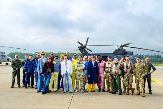 克劳德、弗莱明、松·米厄、文德和国防人员在飞往节日的直升机起飞前不久。