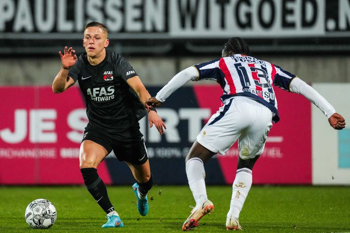 Jesper Karlsson in duel met Leeroy Owusu.