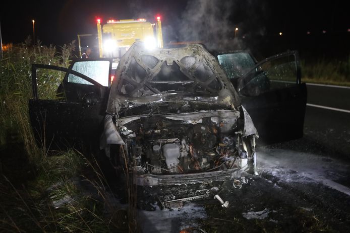Auto vat vlam op snelweg A50 bij Son en Breugel.
