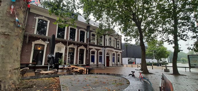 Het voormalige pand van danscafé Miss Bien Chanternel (op links) is overgenomen, uitgekleed en wordt klaargestoomd voor een ‘(eet)café van deze tijd’.