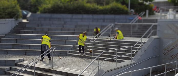 Chaque année, les jeunes participants font de petits travaux d'embellissement dans leurs quartiers.