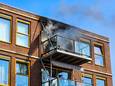 Apeldoorn 25-5-2023 - Brand op balkon van appartementencomplex aan de Ravelijn.