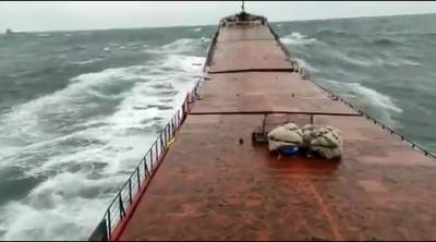 Beelden tonen hoe vrachtschip in tweeën breekt in Zwarte Zee