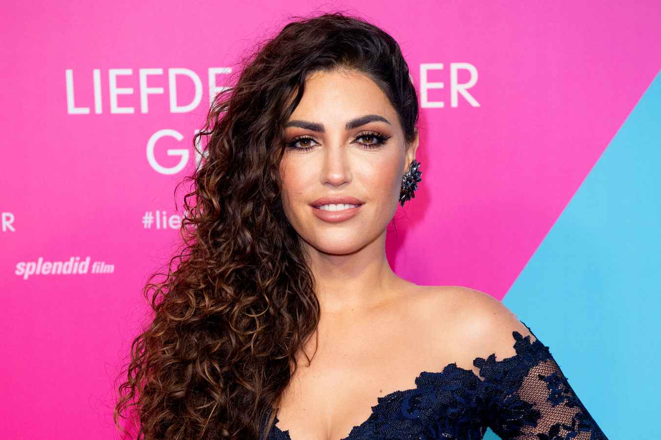 yolanthe-geniet-van-feestje-en-emma-waant-zich-een-prinses-in