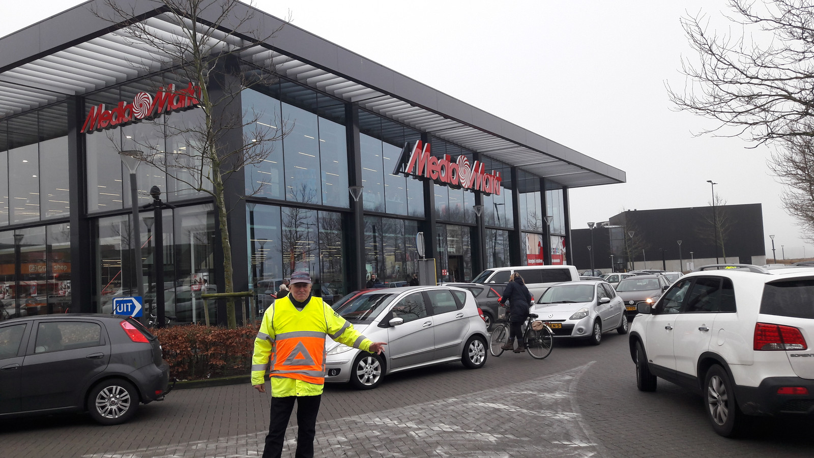 Aanschuiven bij De Zeeland in Bergen op Zoom ‘Vanmiddag staat het hier helemaal vol’ Foto AD.nl