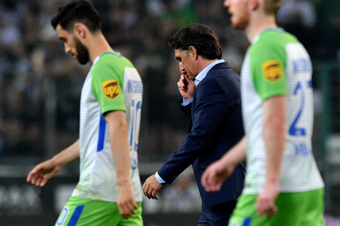 Wolfsburg-coach Bruno Labbadia druipt af.