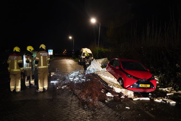 Delen van de schuur waren door het hele dorp terug te vinden.