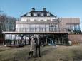 Frank Gesthuizen met zijn vrouw bij het Waldhotel in Elten in 2020.