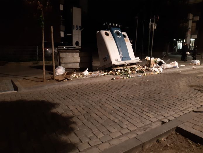 Dertig jongeren staken vuilnisbakken in brand en gooiden molotovcocktails naar de brandweer.