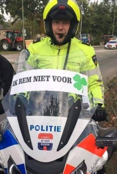 Politie in verlegenheid gebracht door sticker op motor van agent bij boerenprotest in Den Bosch: ‘Ik rem niet voor Klaver’