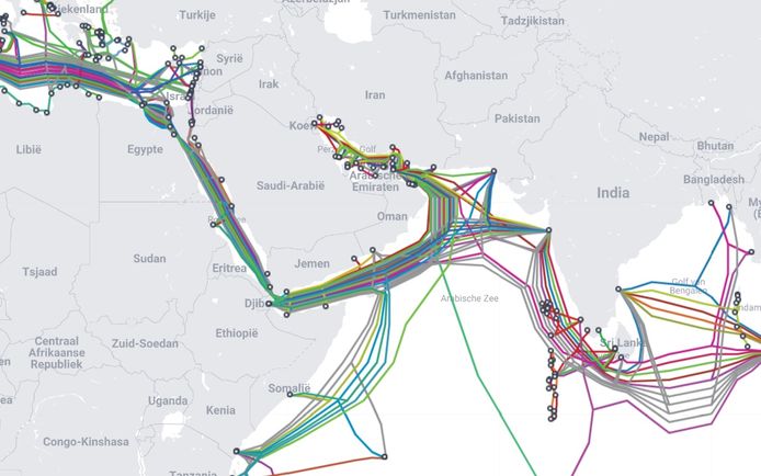Zoals deze kaart laat zien, lopen er heel wat telecommunicatiekabels langs de kust van Jemen.