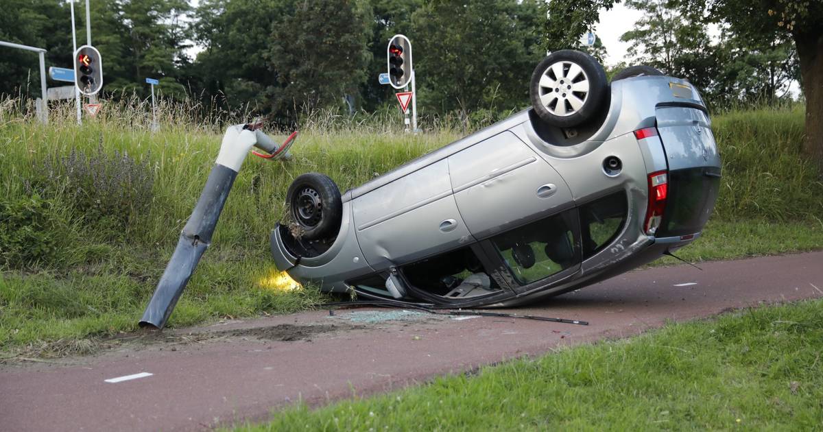 Agenten binden man vast aan verkeersbord na ongeluk.