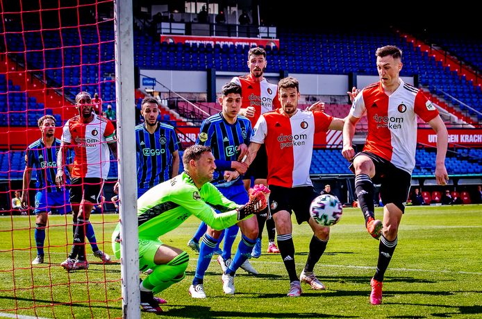 Maarten Stekelenburg stopt de inzet van Feyenoord-spits Róbert Boženík. Ajax won met 0-3 in de Kuip.