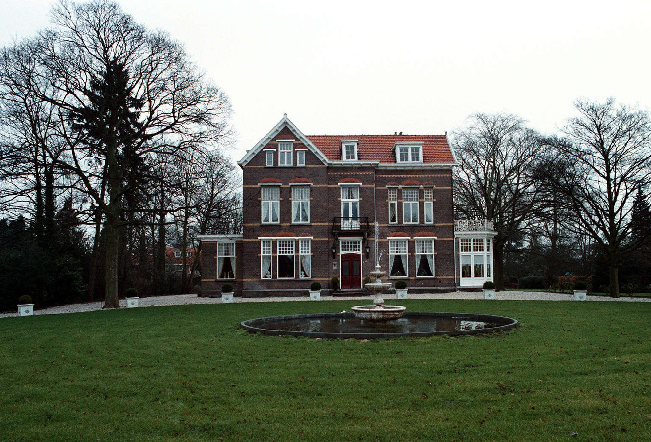 In 1997 werd de monumentale villa aan de Haarenseweg, vlakbij de spoorwegovergang naar de Joannes Lenartzstraat, gerestaureerd.