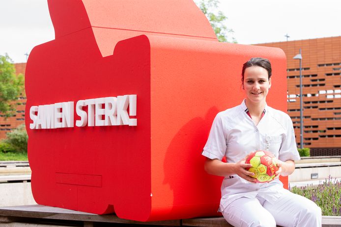 Janiek van Sleeuwen voor het Maasziekenhuis in Beugen.