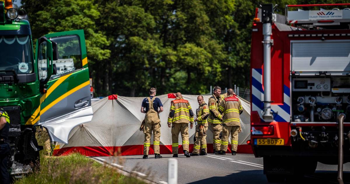 Motorrijder komt om het leven bij frontale botsing met vrachtwagen.