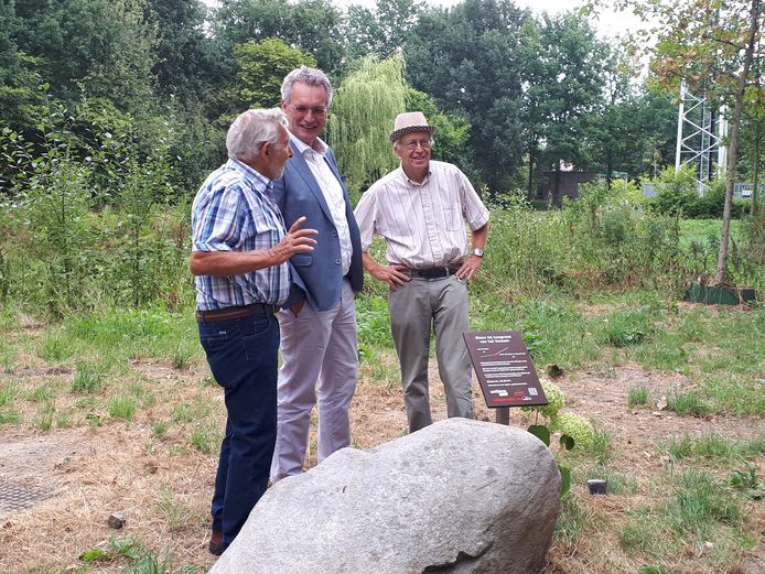 Borne krijgt de eerste markesteen, met vlnr Joop Kroeze, Eric Markvoort en Bert Velthuis.