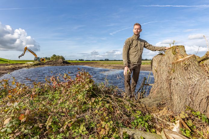 Jeroen Buunen in het gebied waar de komende tijd gewerkt wordt. Bomen en struiken verdwijnen.