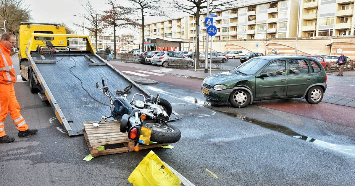 Motorrijder raakt gewond bij botsing met auto die parkeerplaats verlaat van Westermarkt in Tilburg.