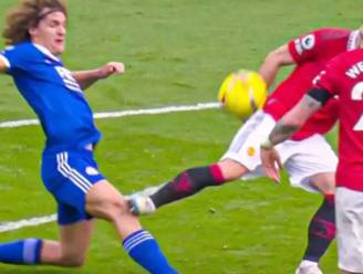 Dat had erger kunnen aflopen: Wout Faes krijgt studs van United-speler, die ontsnapt aan rood, op de knie