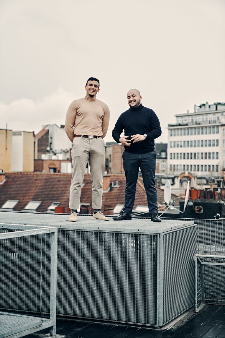 
Yassine Boubout: ‘Youssef heeft mij ooit geadviseerd om een flauwe grap op sociale media te verwijderen. Sindsdien ben ik voorzichtiger.’
Youssef Kobo:  ‘Dat zeg ik vaak tegen vrienden: let op met wat je tweet of zegt, want jij hebt het privilege niet om bepaalde dingen te zeggen.’
 Beeld Thomas Sweertvaegher