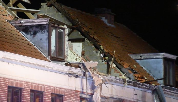 De explosie blies het dak en de voorgevel weg van de leegstaande rijwoning langs de Beukenlaan in Kortrijk.