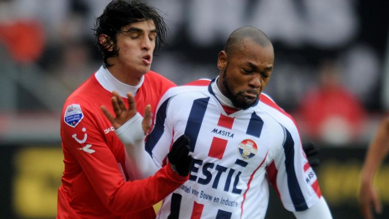 Toenmalig FC Twente-speler Bryan Ruiz in duel met toenmalig Willem II-speler Ibrahim Kargbo. Beeld anp