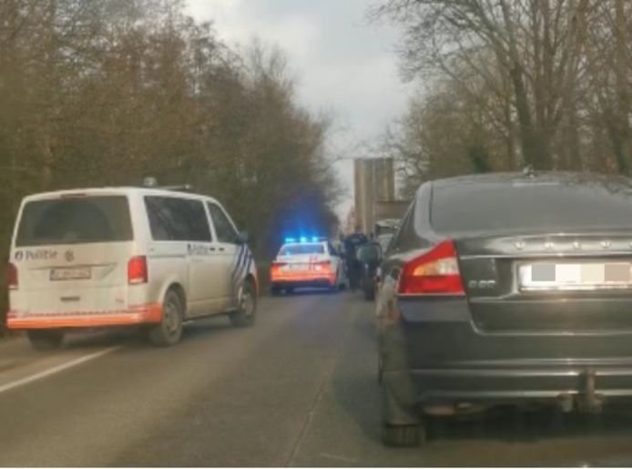De winkeldieven werden door de politie geklist in de Moerbrugsestraat in Oostkamp.