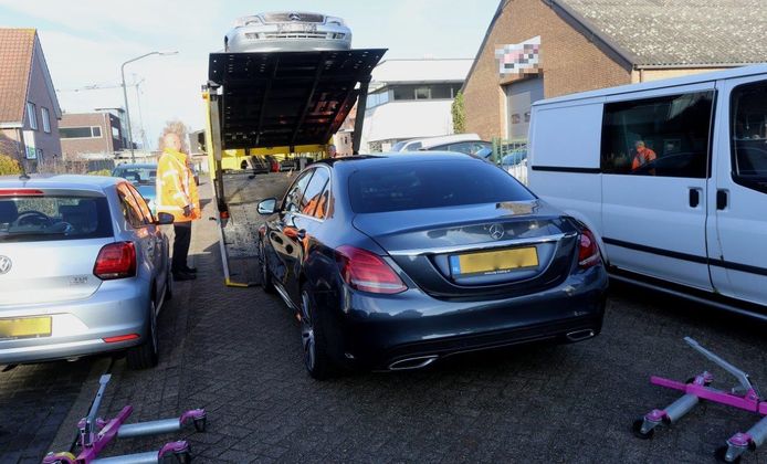 De politie nam drie wagens in beslag in Den Dungen.