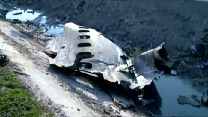 Traces de débris d’un Boeing 737 de la compagnie Ukraine International qui s’est écrasé mercredi matin après son décollage de l’aéroport de Téhéran.