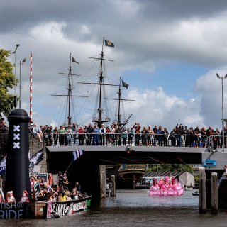 Live: Pride 2025 | De Canal Parade is van start: ‘Het is niet alleen de botenparade, maar ook de blije sfeer in de stad’