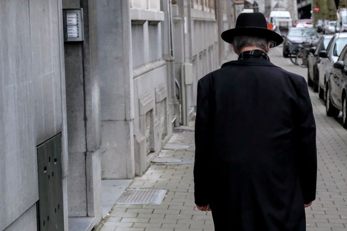 Une homme juif dans les rues d'Anvers. Image d'archive.