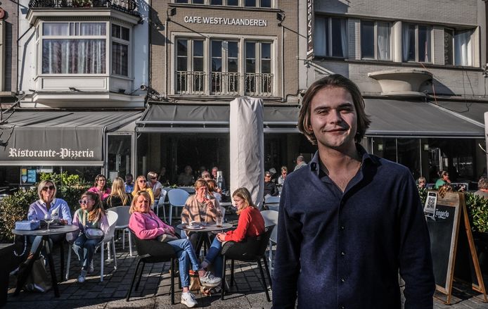 Gilles Lefevre, voor café West-Vlaanderen op de Grote Markt in Kortrijk.