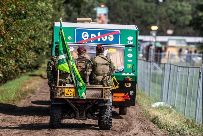 Soms moeten de militairen ook even wachten op de Caravan uit Oploo.