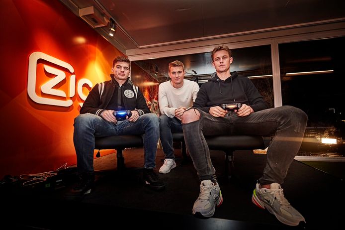 Max Verstappen (links) en Frenkie de Jong in de studio van Ziggo. Midden Matthijs de LIgt.