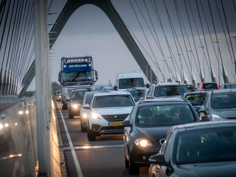 Stadsbrug De Oversteek anderhalf uur dicht door ijzel, meerdere mensen na val naar spoedeisende hulp