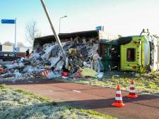 Vrachtwagen vol afval kantelt in Epe en veroorzaakt enorme bende op rotonde: chauffeur gewond naar ziekenhuis
