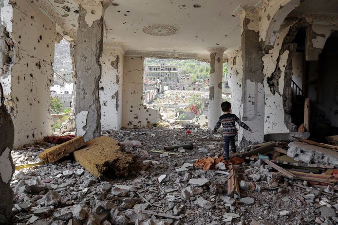 Een kind wandelt door een gebombardeerd gebouw in de zuidelijke stad Taiz. Foto uit november 2018.