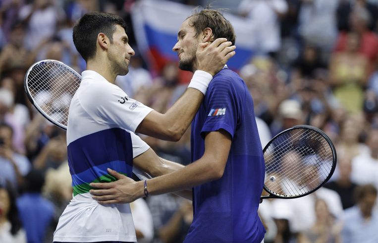Daniil Medvedev wordt door Novak Djokovic (links) gefeliciteerd met zijn eerste grandslamtitel. Beeld EPA