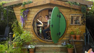 Cet Écossais réalise son rêve d’enfant en se construisant une maison de Hobbit